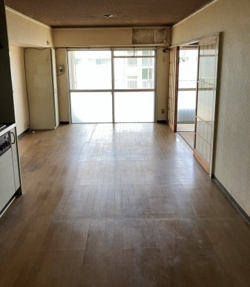 山科音羽マンションA棟の居間・リビング|南西向きの明るいお部屋です