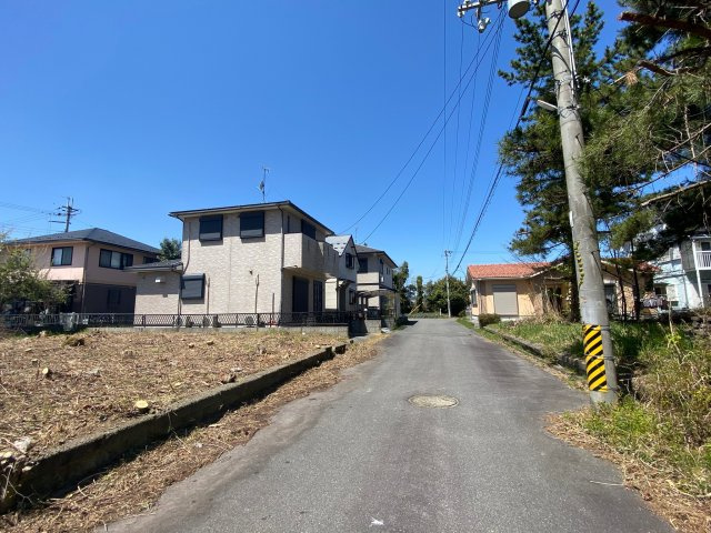 高島市新旭町藁園　売土地(建築条件付)の前面道路含む現地写真
