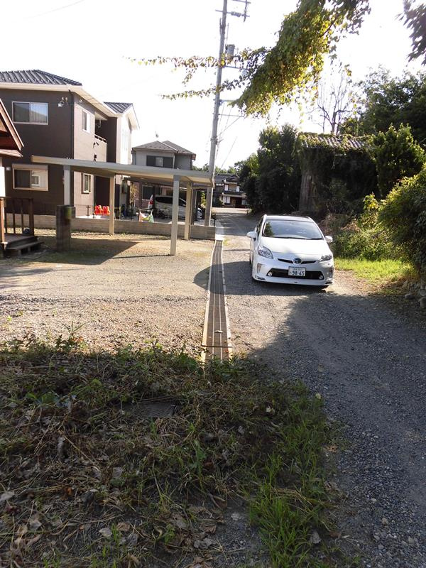 高島市新旭町安井川552-6　売土地の前面道路含む現地写真