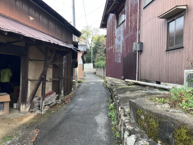 滋賀県蒲生郡日野町安部居678,679　中古戸建の前面道路含む現地写真|母屋と倉庫の間の道路