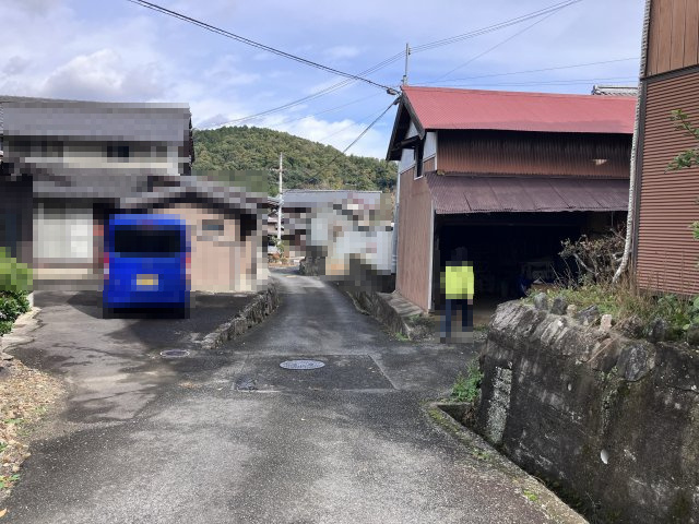 滋賀県蒲生郡日野町安部居678,679　中古戸建の前面道路含む現地写真