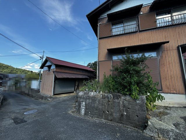 滋賀県蒲生郡日野町安部居678,679　中古戸建の前面道路含む現地写真