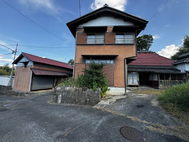 滋賀県蒲生郡日野町安部居678,679　中古戸建の外観|建物外観、左は倉庫です