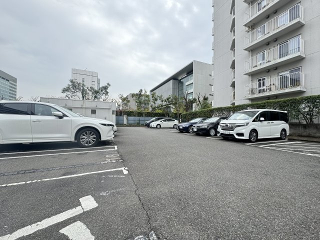 ファミリータウン東陽 F棟の駐車場|平置きタイプの駐車場です♪