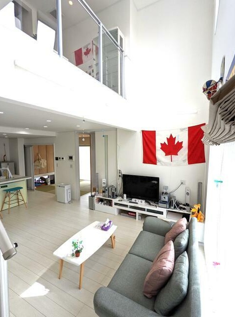 西村山郡河北町谷地所岡2丁目の居間・リビング|吹抜けのリビングは明るくて開放的です。