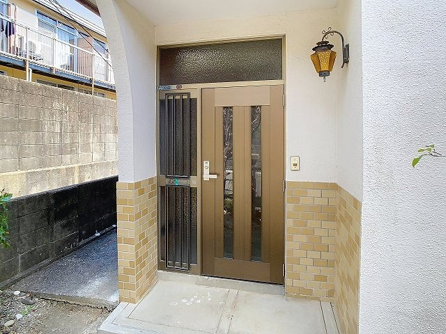 塚ノ原の一戸建ての玄関|明るい玄関です