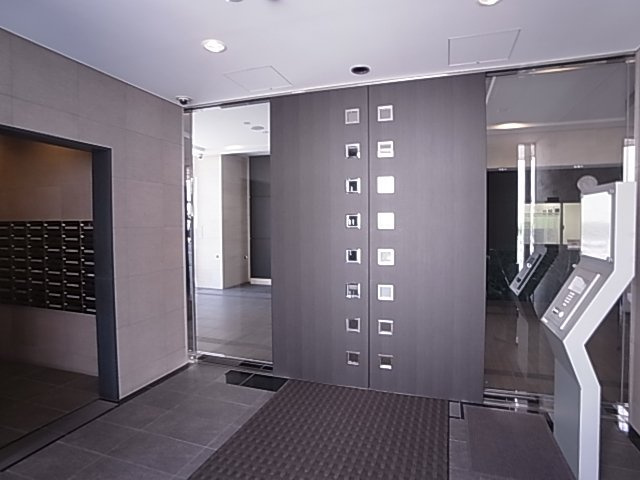 神戸市長田区若松町３丁目の賃貸マンションのエントランス