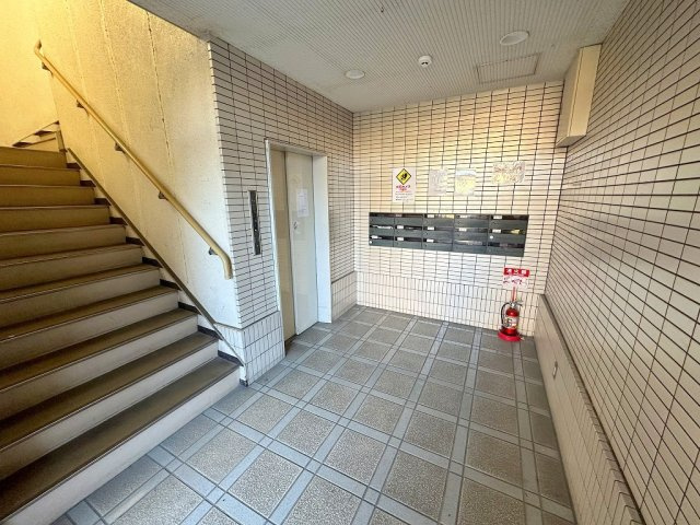 信永ビルのロビー