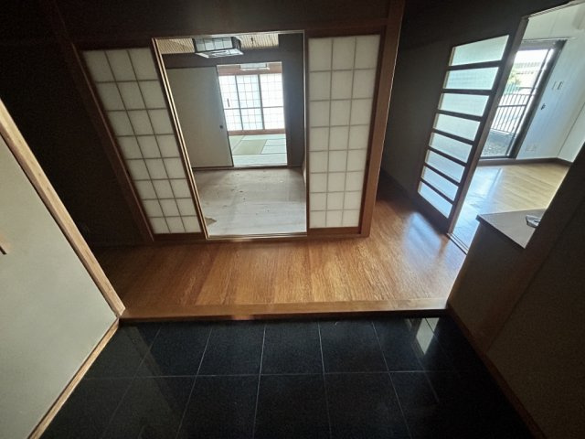 大和高田市本郷町の賃貸マンションの玄関