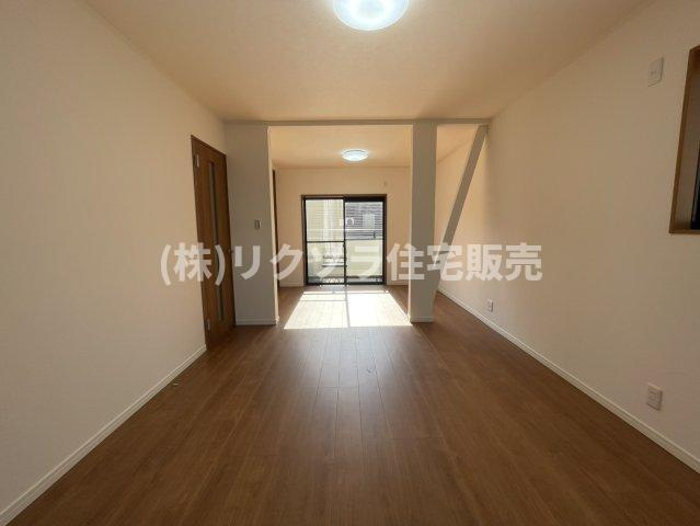 豊野町　中古一戸建ての居間・リビング|LDK16.0帖
■物件内覧・資金計画相談・住宅ローン相談、リフォーム相談、お問合せ受付中■
※当日・翌日のご内覧、ご相談はお電話でのお問合せがスムーズです！