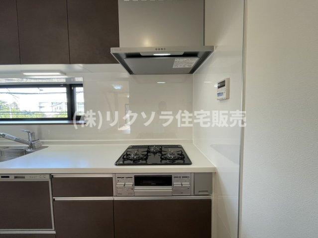 豊野町　中古一戸建てのキッチン|ビルトイン三口コンロ
■物件内覧・資金計画相談・住宅ローン相談、リフォーム相談、お問合せ受付中■
※当日・翌日のご内覧、ご相談はお電話でのお問合せがスムーズです！