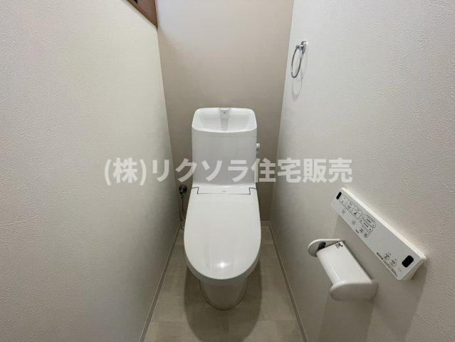 豊野町　中古一戸建てのトイレ|温水洗浄便座付き
■物件内覧・資金計画相談・住宅ローン相談、リフォーム相談、お問合せ受付中■
※当日・翌日のご内覧、ご相談はお電話でのお問合せがスムーズです！