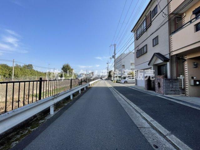 豊野町　中古一戸建ての前面道路含む現地写真|北　幅員6.94ｍ
■物件内覧・資金計画相談・住宅ローン相談、リフォーム相談、お問合せ受付中■
※当日・翌日のご内覧、ご相談はお電話でのお問合せがスムーズです！