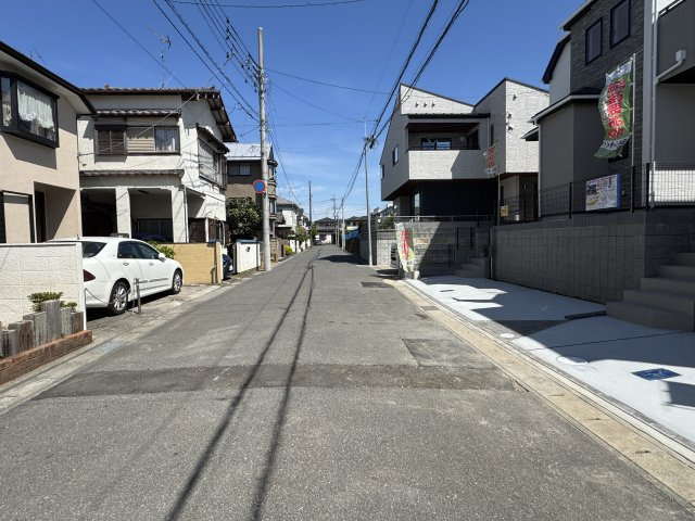 松戸市中和倉新築戸建【上本郷小学校：10分】の前面道路含む現地写真|西側前面道路・幅員約6ｍ