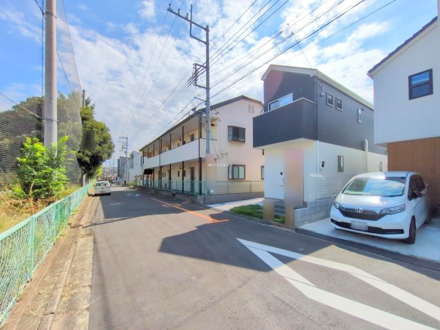 富士見市東みずほ台３丁目の新築一戸建の前面道路含む現地写真