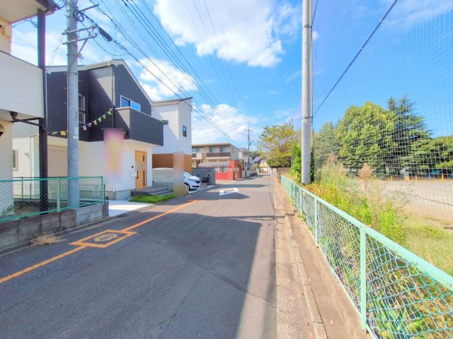 富士見市東みずほ台３丁目の新築一戸建の前面道路含む現地写真