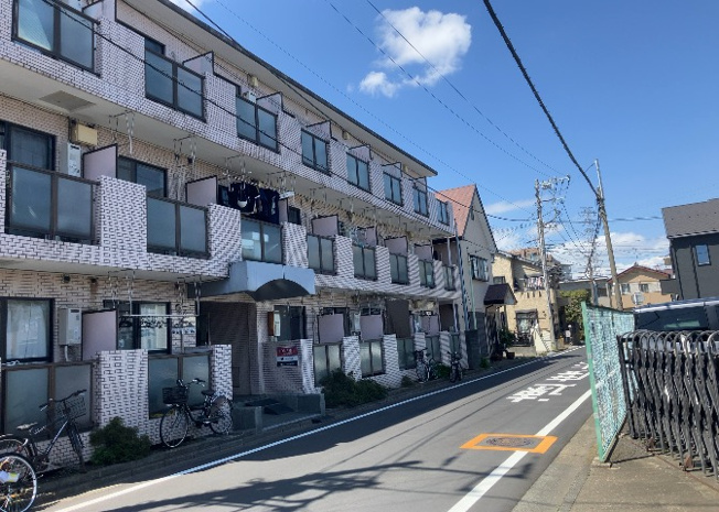 【外観】 | キャトルセゾン清新 | 家を建てる場合、方位は要チェックです。現実的に日当たりのよい家ならばリビングは南側、建築基準法でも北側に当たる家への配慮は求められています。土地を見学に行く際は、方位磁針を持って行くようにしましょう。