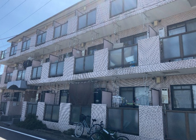 【外観】 | キャトルセゾン清新 | 現地に行くなら、物件の周囲の地形がどうなっているかを見ることも大切です。周辺より低くなっている土地では、大雨などで水が集まりやすいため、地盤が弱くなっているということも考えられるため、注意が必要です。