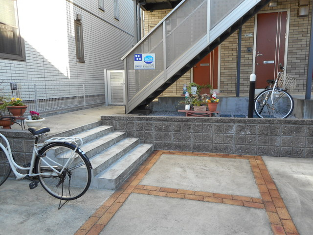 ＥＬＰＩＳのエントランス|駅徒歩４分　安心の耐震構造