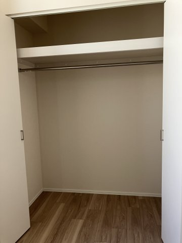 【収納】 | 有栖川Heights | サービスルームにもワイドで高さもある収納力の高いクローゼット！