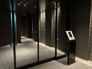 【エントランス】 | オートロック完備、ラグジュアリーさを感じるエントランス