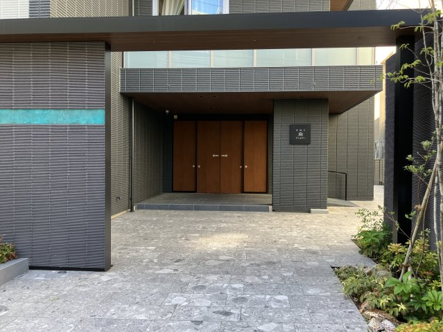 【エントランス】 | 有栖川Heights | 重厚な門構えでハイグレードさが漂うエントランス