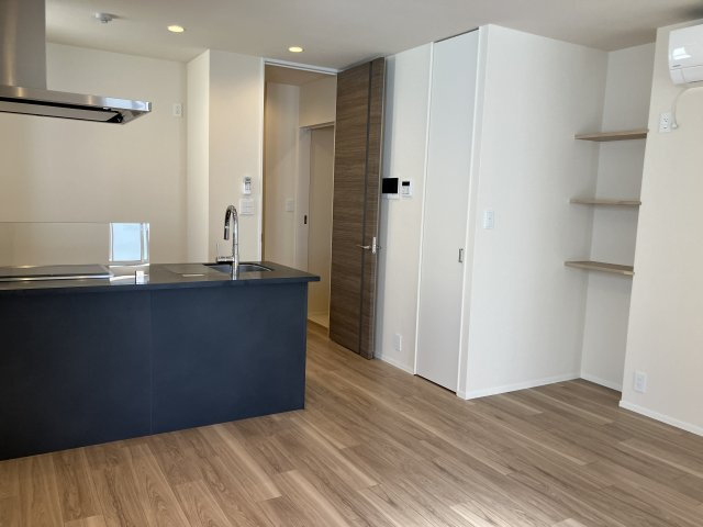【居間・リビング】 | 有栖川Heights | 重厚感あるオープンタイプのキッチンがハイセンス