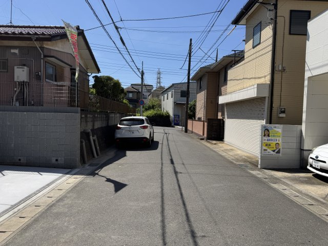 松戸市中和倉新築戸建【上本郷小学校：10分】の前面道路含む現地写真|西側前面道路・幅員約6ｍ