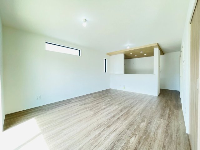 豊田市野見山町　新築分譲住宅　全2棟　1号棟の居間・リビング|どこにいても家族の顔が見える、明るく開放的なLDK。