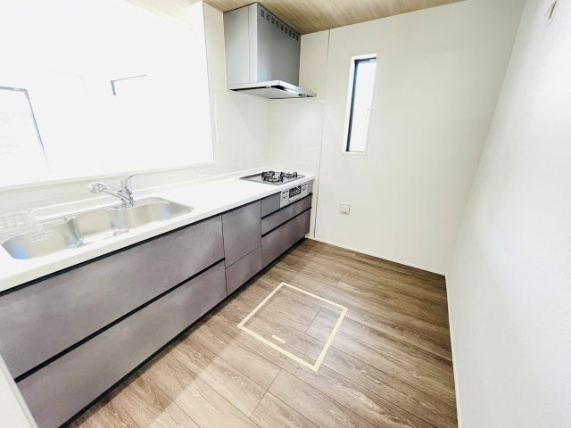 豊田市野見山町　新築分譲住宅　全2棟　1号棟のキッチン|広いシステムキッチンでお子様と一緒にお料理もできます。