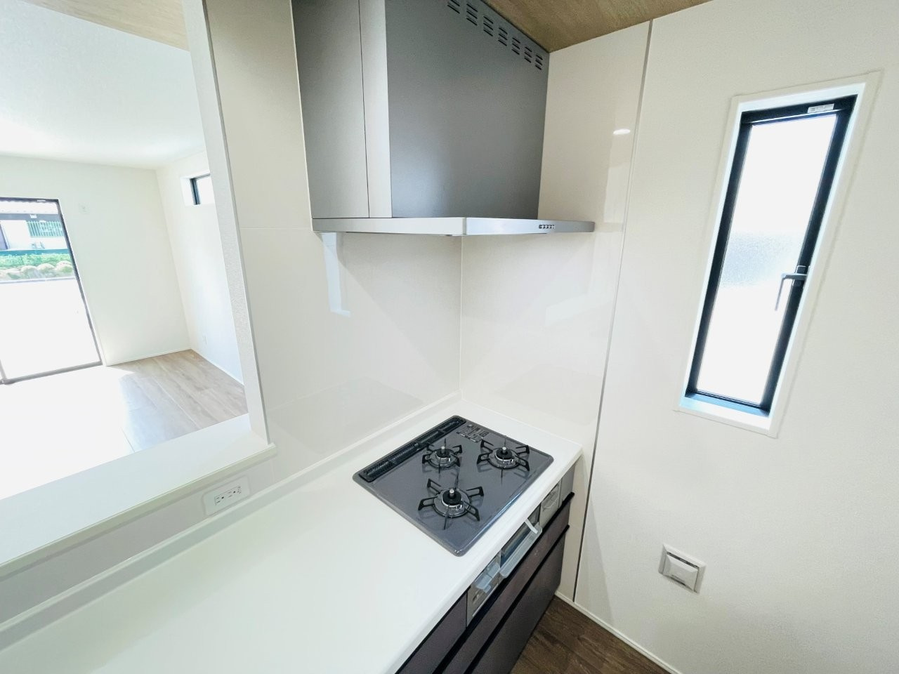 豊田市野見山町　新築分譲住宅　全2棟　1号棟のキッチン|便利な3口コンロ。