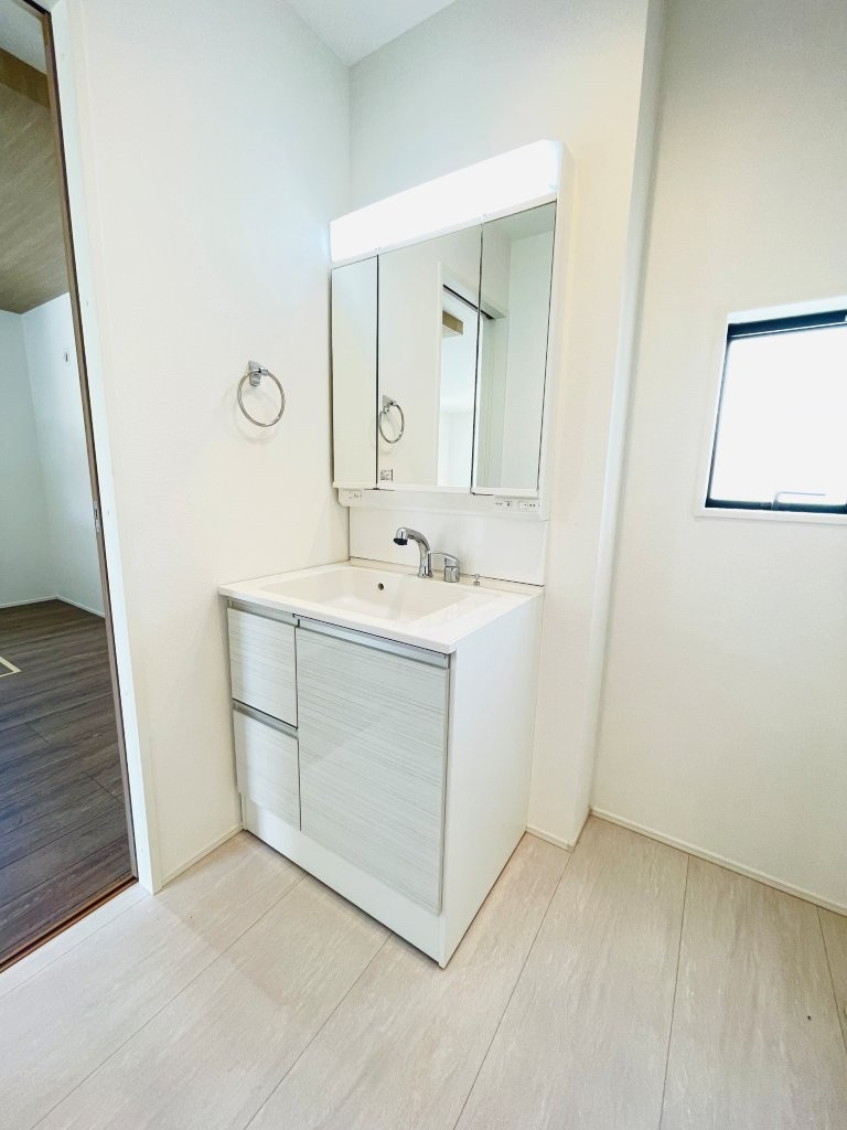豊田市野見山町　新築分譲住宅　全2棟　1号棟の独立洗面台|三面鏡仕様の洗面台！鏡の裏は収納になっています♪