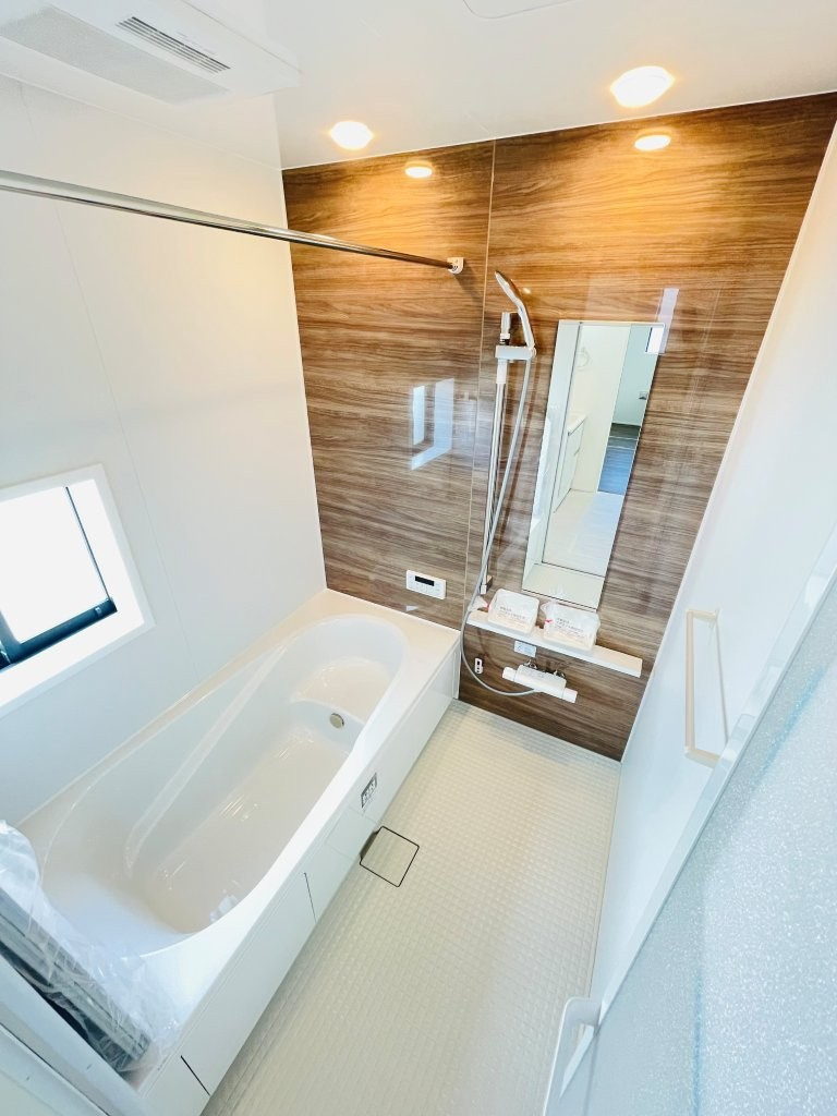 豊田市野見山町　新築分譲住宅　全2棟　1号棟の浴室|１坪タイプのユニットバス！浴槽は断熱材入りでお湯が冷めにくいです♪浴室乾燥機で梅雨の時期は洗濯物を乾かせます！