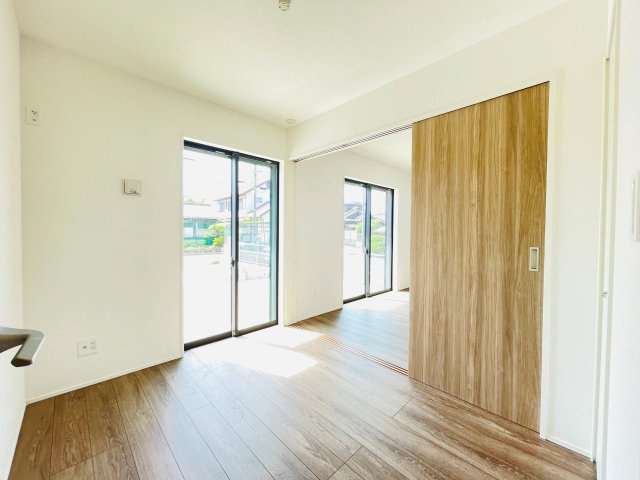 豊田市野見山町　新築分譲住宅　全2棟　1号棟の洋室|リビングに隣接した居室は、家事スペースやキッズスペースとしても活躍します！収納も完備。