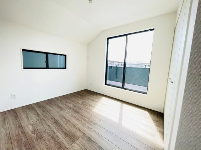 豊田市野見山町　新築分譲住宅　全2棟　1号棟の洋室|大きな窓からたっぷりと陽光が注がれる明るい空間です。