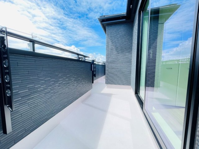 豊田市野見山町　新築分譲住宅　全2棟　1号棟のバルコニー|日当たりの良いバルコニーには洗濯物がたくさん干せます♪
