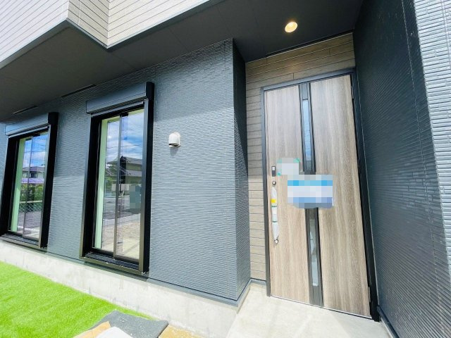 豊田市野見山町　新築分譲住宅　全2棟　1号棟の玄関|玄関ポーチがあるので、雨の日でも濡れることがなくドアの開け閉めができます。