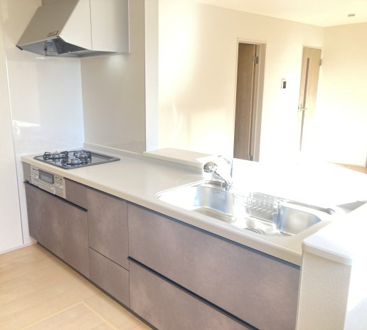 リーブルガーデンS富岡七日市第11　2号棟（平屋）のキッチン|人気のカウンターキッチン採用です☆
コンロも３口ご用意しています！調理スペースも広くストレスなくお料理できます。
浄水器つきなので美味しいお水も飲めますよ♪