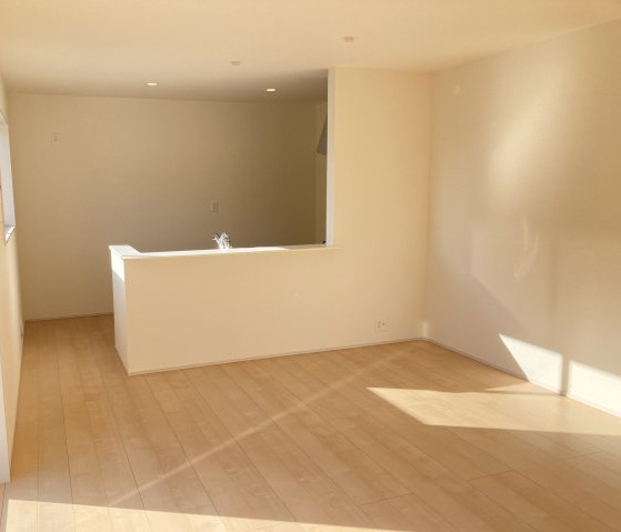 リーブルガーデンS富岡七日市第11　2号棟（平屋）の居間・リビング|人気の対面式キッチンを配した空間はお好みの家具も合わせやすく、家族がくつろぐ快適な空間造りをサポート。窓からは明るい陽光が差し込みます。