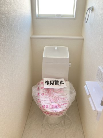 リーブルガーデンS富岡七日市第11　2号棟（平屋）のトイレ|1階トイレです。清潔感のある白を基調としています。
温水洗浄・便座暖房機能の付いた快適なトイレです☆