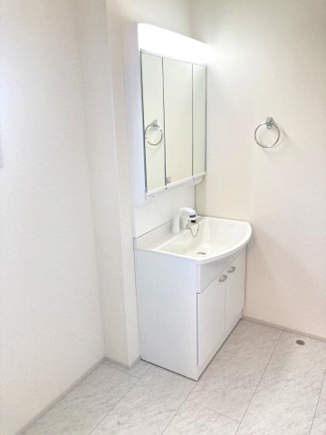 リーブルガーデンS富岡七日市第11　2号棟（平屋）の独立洗面台|シャワー水栓付き洗面台で朝の身支度もバッチリです！
洗面台には収納スペースもあり洗面室もすっきり片付きますよ！