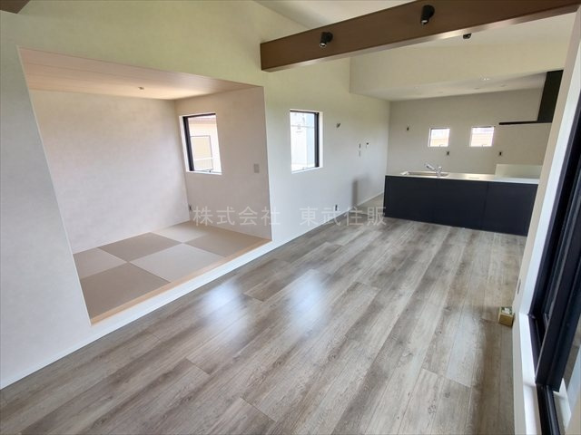 【居間・リビング】 | 川越市的場　全１棟 | 開放感があり日当たり良好です