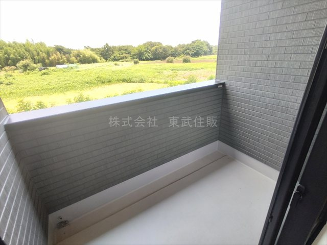 【バルコニー】 | 川越市的場　全１棟 | 暖かな日差しのふりそそぐバルコニー