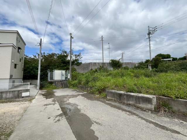 【売地】南城市大里稲嶺（１３２．８坪）の前面道路含む現地写真|【現地撮影】2025.4月
直ぐにご案内できます♪
お気軽にお問合せください。
