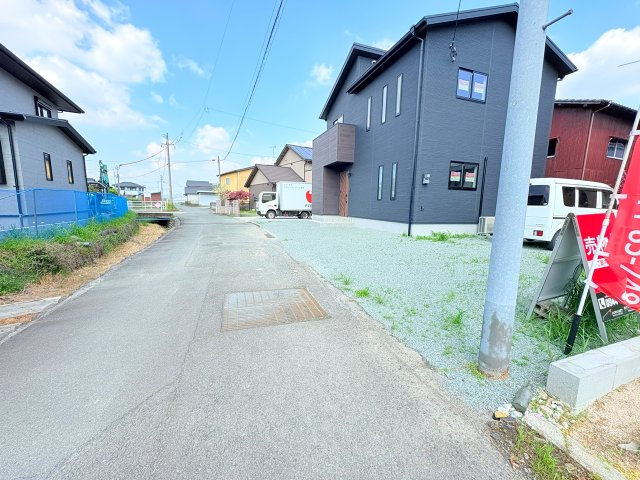 八女市平新築戸建の前面道路含む現地写真