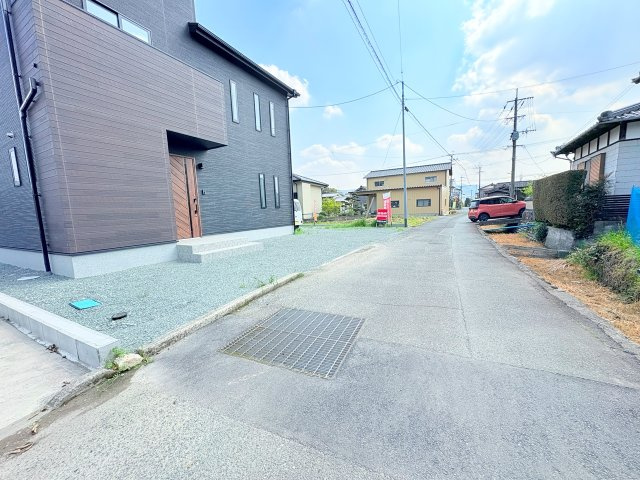 八女市平新築戸建の前面道路含む現地写真