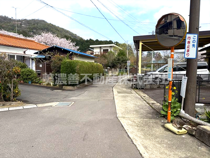 ６３６４８　岐阜市野一色中古戸建ての前面道路含む現地写真