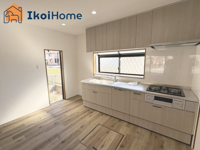 神戸市西区玉津町出合　中古戸建のキッチン|【ホームページに現地動画掲載中】●年中無休：当日予約可●上部にも収納がございますので便利です！