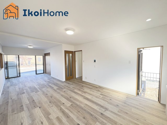 神戸市西区玉津町出合　中古戸建の居間・リビング|【ホームページに現地動画掲載中】●年中無休：当日予約可●三面採光の明るいリビングスペースです！