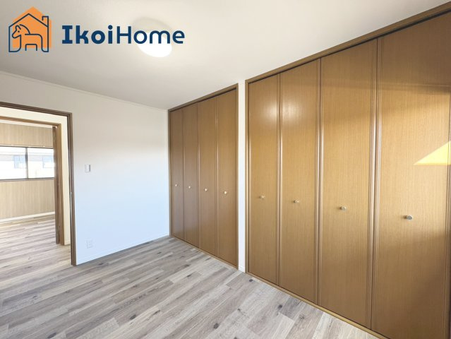 神戸市西区玉津町出合　中古戸建の寝室|【ホームページに現地動画掲載中】●年中無休：当日予約可●2階洋室です。大型収納がございます！